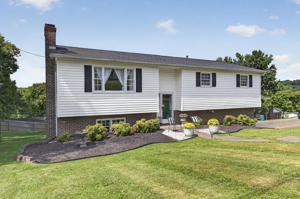 Photo of 23368 Four Seasons Drive, Bristol, VA 24202 (MLS # 111904)