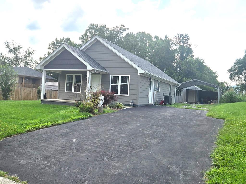 Photo of 965 W Monroe Street, Wytheville, VA 24382 (MLS # 111255)