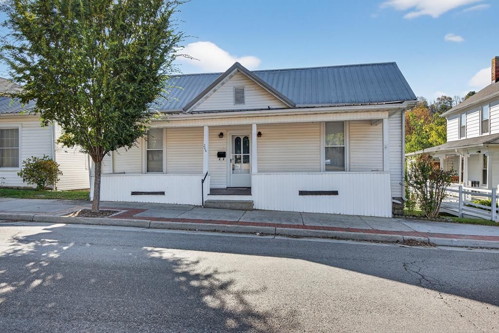 Photo of 244 W Main St, Marion, VA 24354 (MLS # 103653)