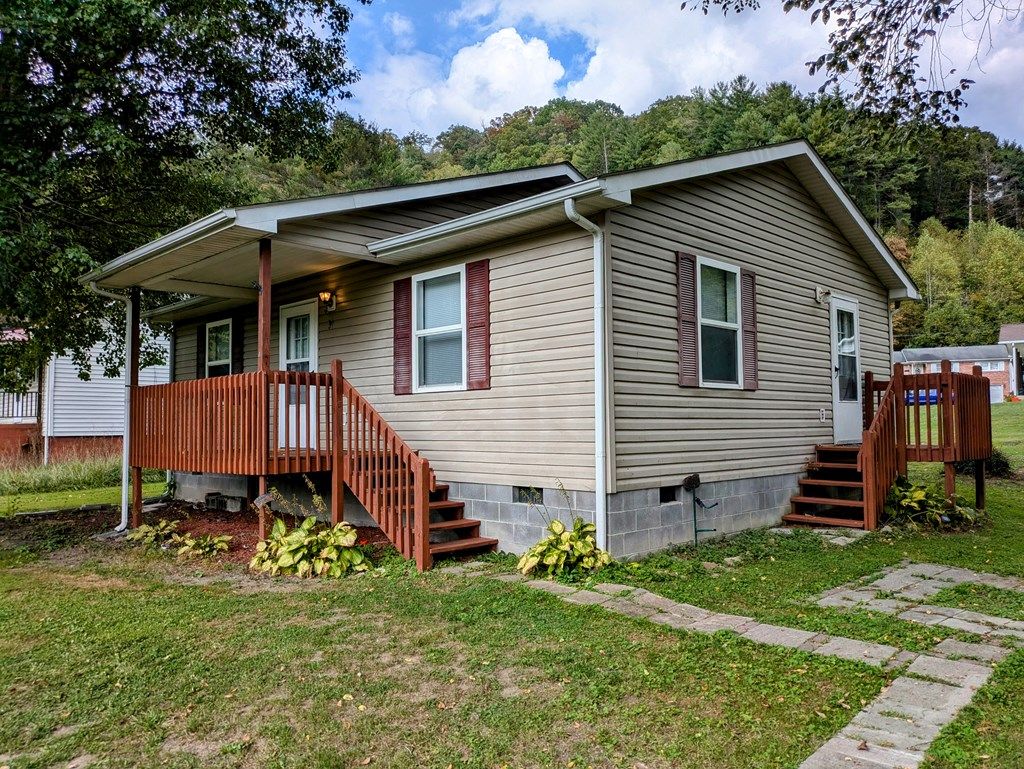 Photo of 34 Blackstone Ln, Castlewood, VA 24224 (MLS # 110089)