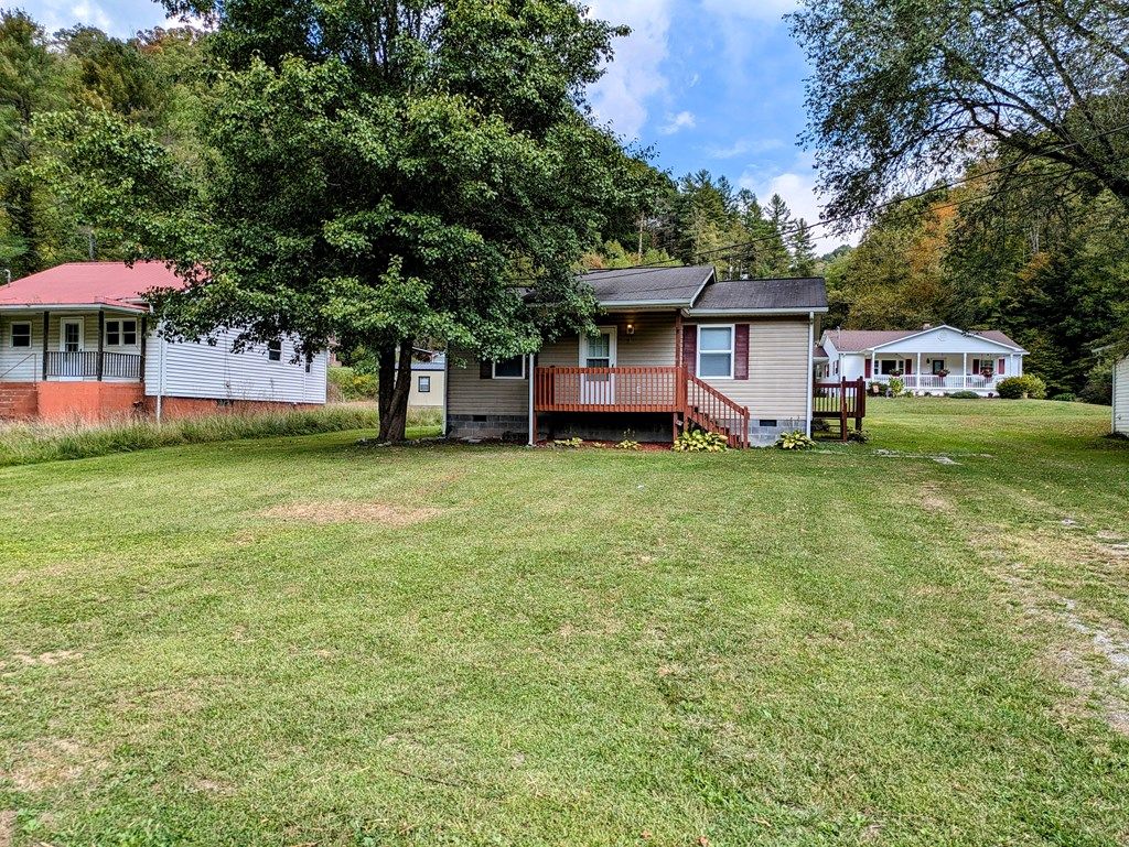 Photo of 34 Blackstone Ln, Castlewood, VA 24224 (MLS # 110089)