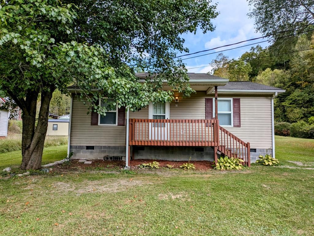 Photo of 34 Blackstone Ln, Castlewood, VA 24224 (MLS # 110089)