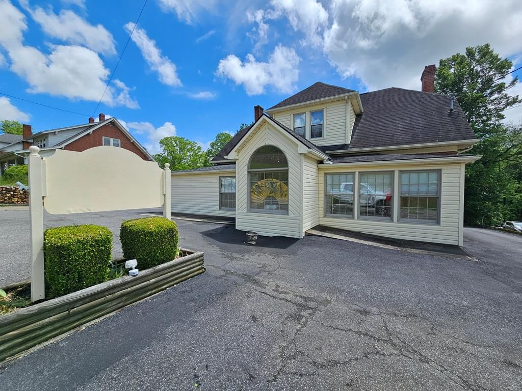 Photo of 609 Glendale Rd, Galax, VA 24333 (MLS # 103697)