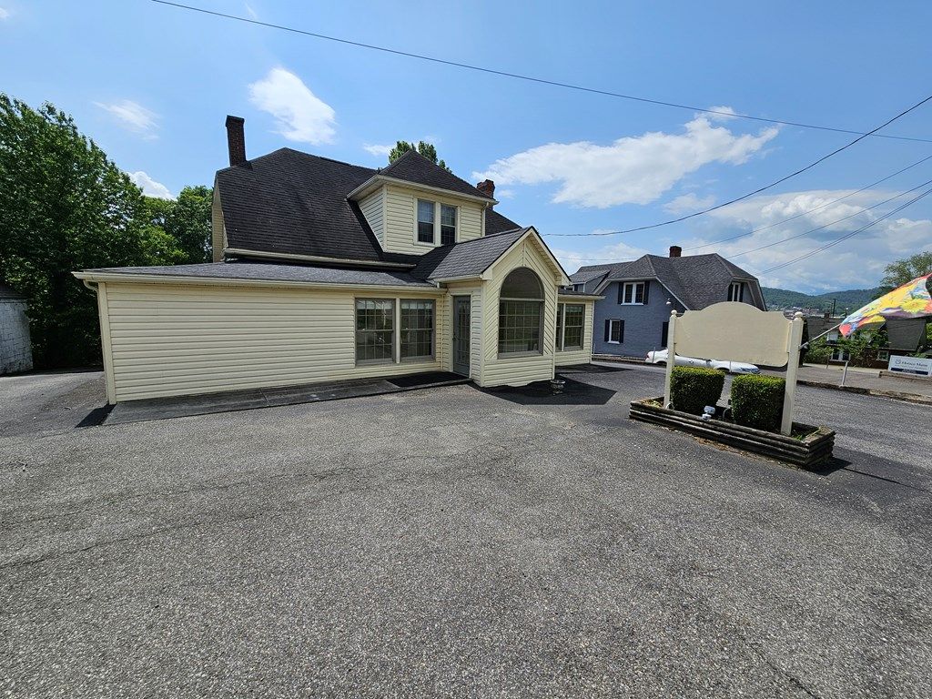 Photo of 609 Glendale Rd, Galax, VA 24333 (MLS # 103697)
