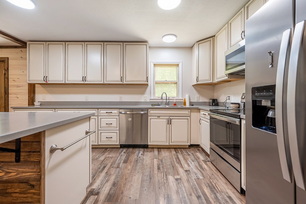 Wytheville, Virginia 24382, United States, 3 Bedrooms Bedrooms, ,4 BathroomsBathrooms,Residential,Active,182162