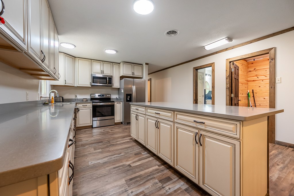 Wytheville, Virginia 24382, United States, 3 Bedrooms Bedrooms, ,4 BathroomsBathrooms,Residential,Active,182162