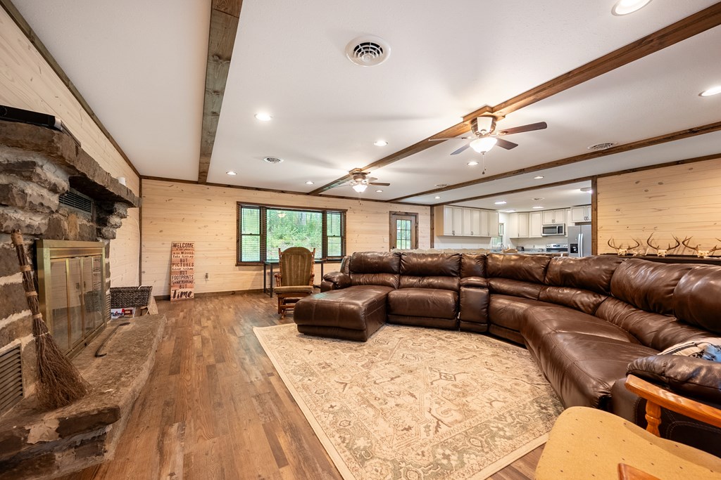 Wytheville, Virginia 24382, United States, 3 Bedrooms Bedrooms, ,4 BathroomsBathrooms,Residential,Active,182162