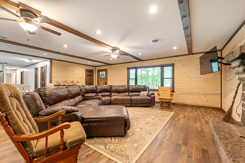 Wytheville, Virginia 24382, United States, 3 Bedrooms Bedrooms, ,4 BathroomsBathrooms,Residential,Active,182162