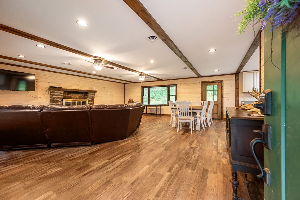 Wytheville, Virginia 24382, United States, 3 Bedrooms Bedrooms, ,4 BathroomsBathrooms,Residential,Active,182162