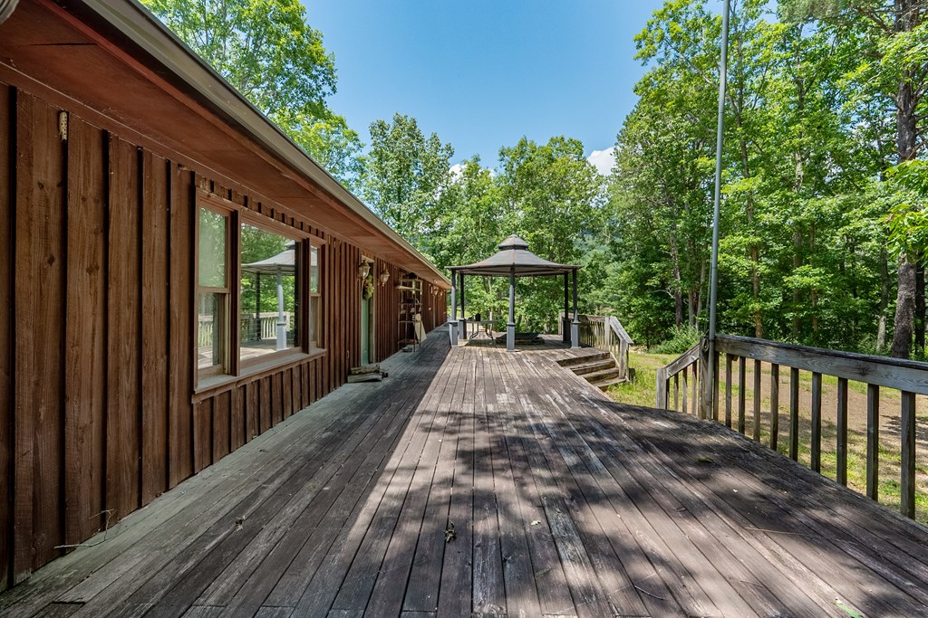 Wytheville, Virginia 24382, United States, 3 Bedrooms Bedrooms, ,4 BathroomsBathrooms,Residential,Active,182162