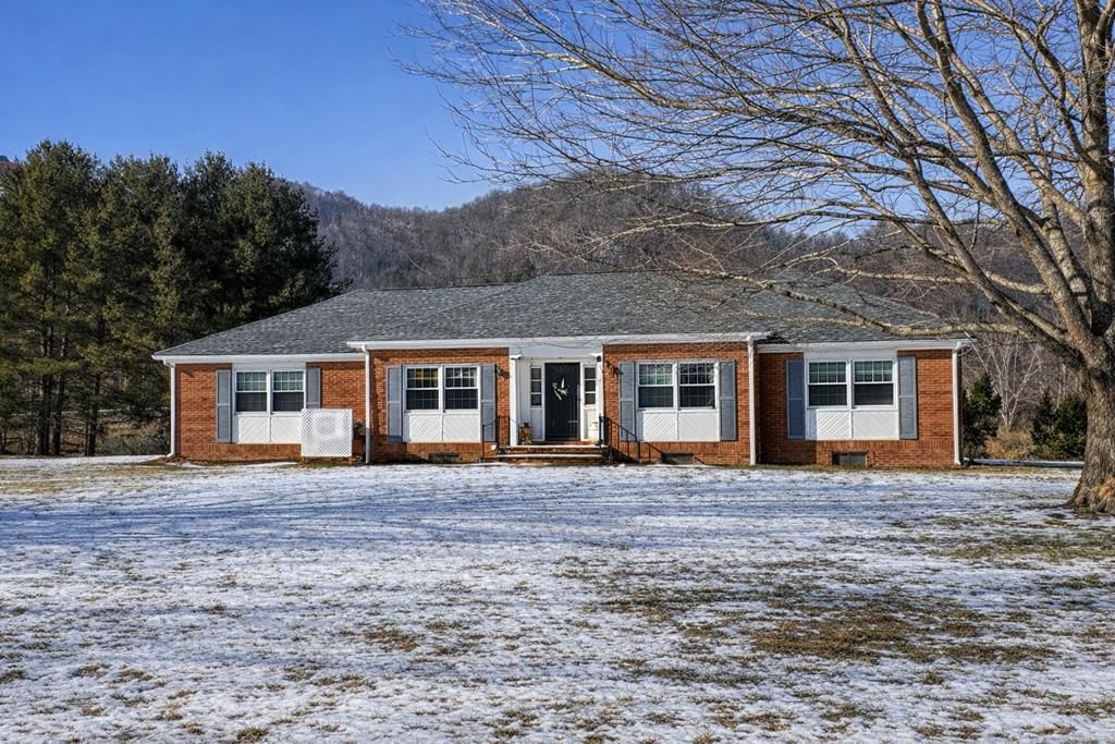 Photo of 2901 Witten Valley Rd, Tazewell, VA 24651 (MLS # 105935)
