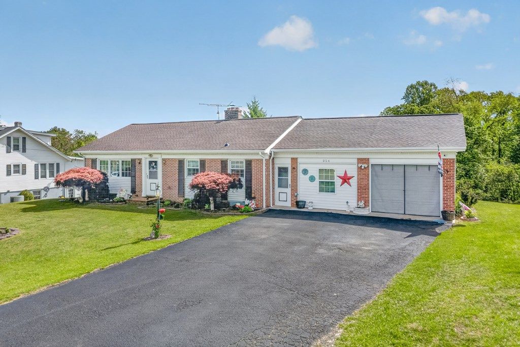 Photo of 224 Waugh Dr, Galax, VA 24333 (MLS # 109868)
