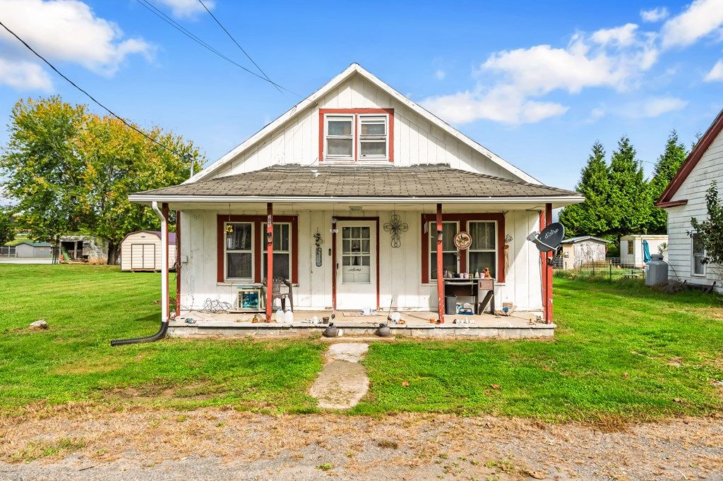 Photo of 106 Riverside Dr, Galax, VA 24333 (MLS # 104332)