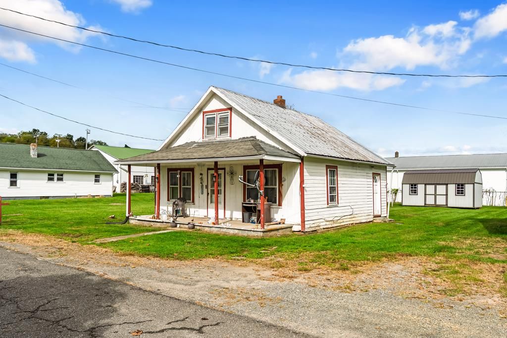 Photo of 106 Riverside Dr, Galax, VA 24333 (MLS # 104332)