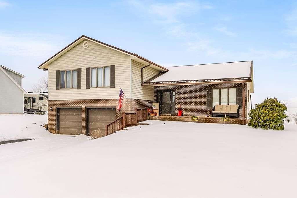 Photo of 3858 Bainbridge Dr, Pulaski, VA 24301 (MLS # 104716)