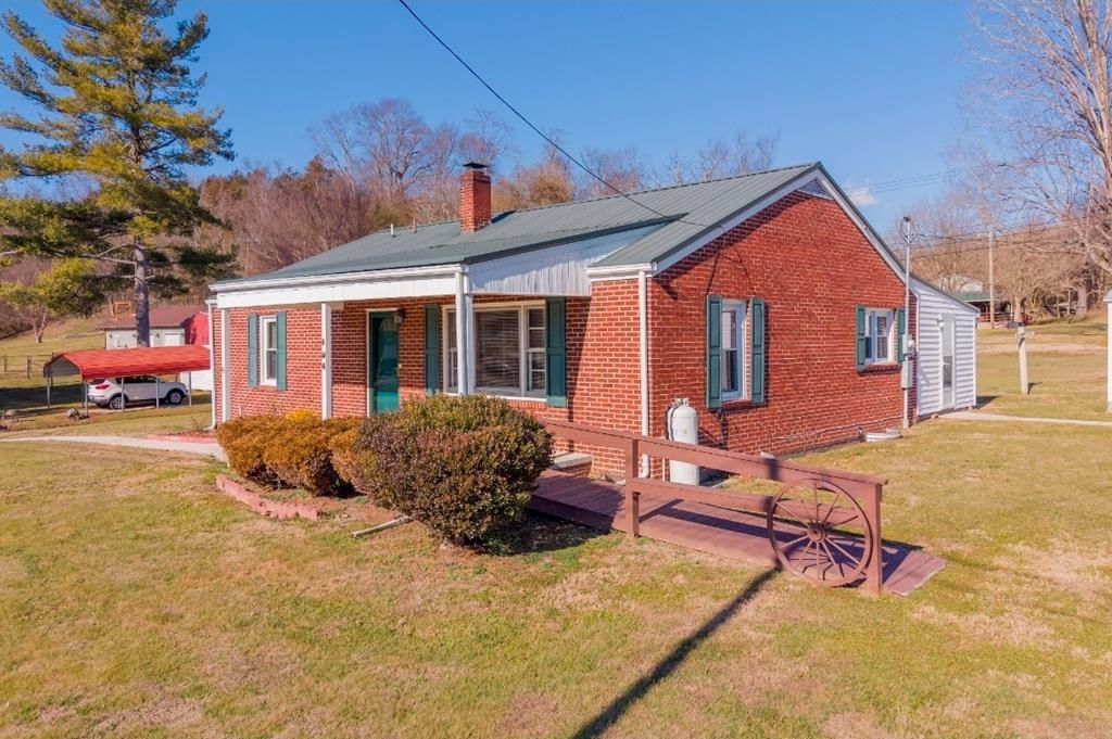 Photo of 104 Pioneer Rd, Marion, VA 24354 (MLS # 104513)