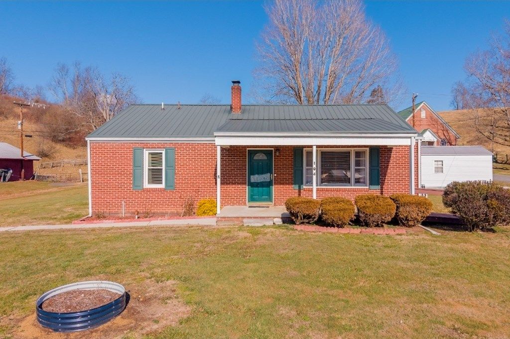 Photo of 104 Pioneer Rd, Marion, VA 24354 (MLS # 104513)