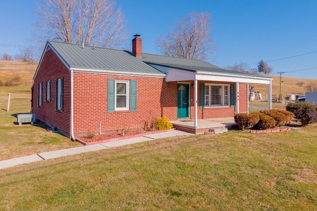 Photo of 104 Pioneer Rd, Marion, VA 24354 (MLS # 104513)