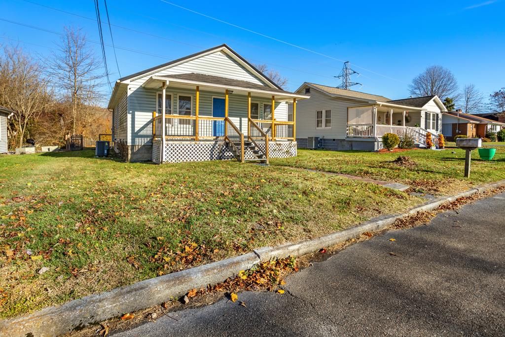 Photo of 405 Fairfax Ave, Richlands, VA 24641 (MLS # 104156)