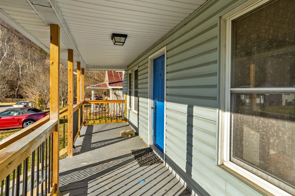 Photo of 405 Fairfax Ave, Richlands, VA 24641 (MLS # 104156)