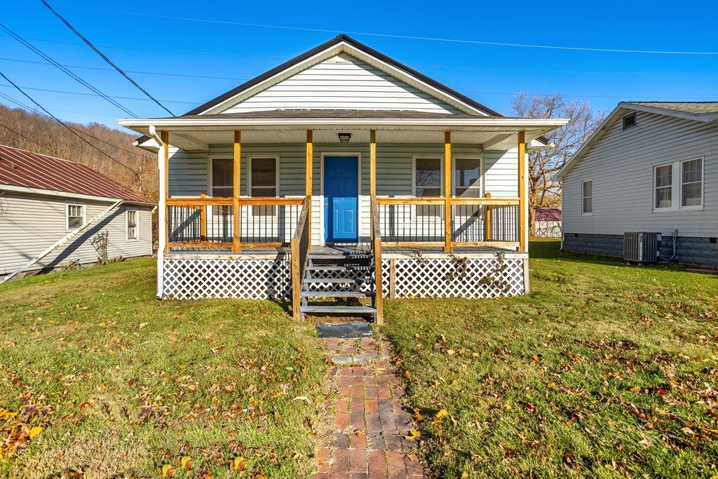 Photo of 405 Fairfax Ave, Richlands, VA 24641 (MLS # 104156)