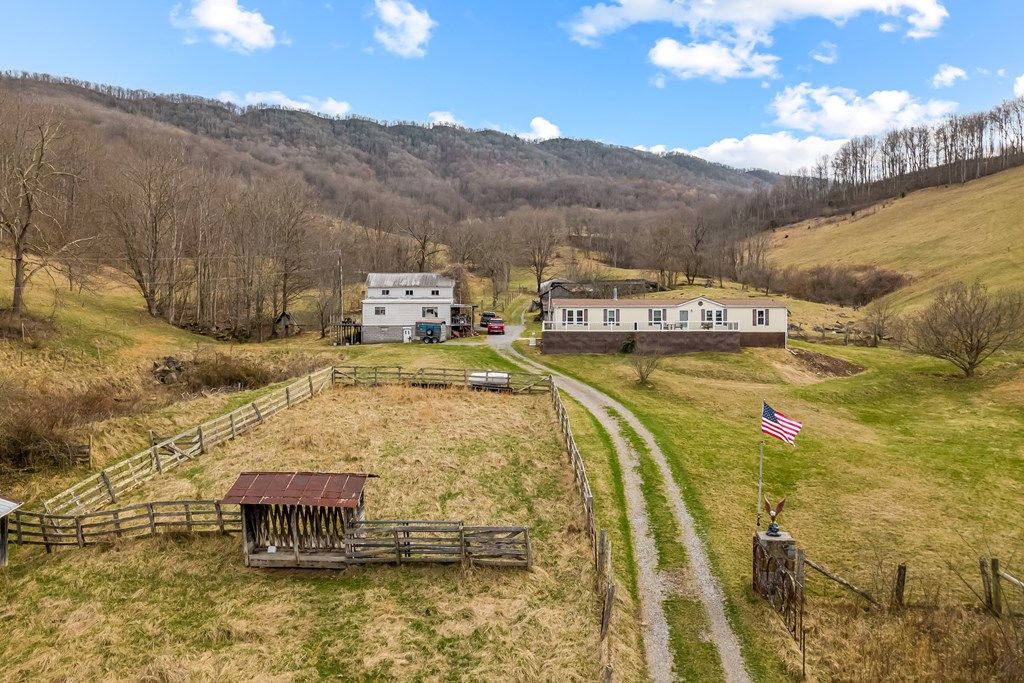 Photo of 568 Round Bottom Dr, Narrows, VA 24124 (MLS # 109261)