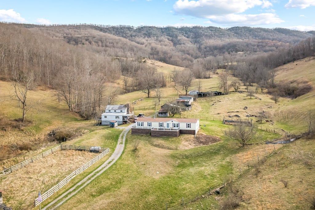 Photo of 568 Round Bottom Dr, Narrows, VA 24124 (MLS # 109261)