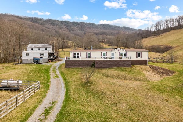 568 ROUND BOTTOM DR, NARROWS, VA 24124 - Image ac55fe1fe28c05196ddd3e4a4b2b1bf8/2901497598