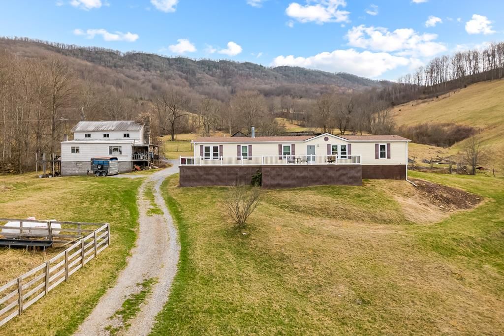 Photo of 568 Round Bottom Dr, Narrows, VA 24124 (MLS # 109261)