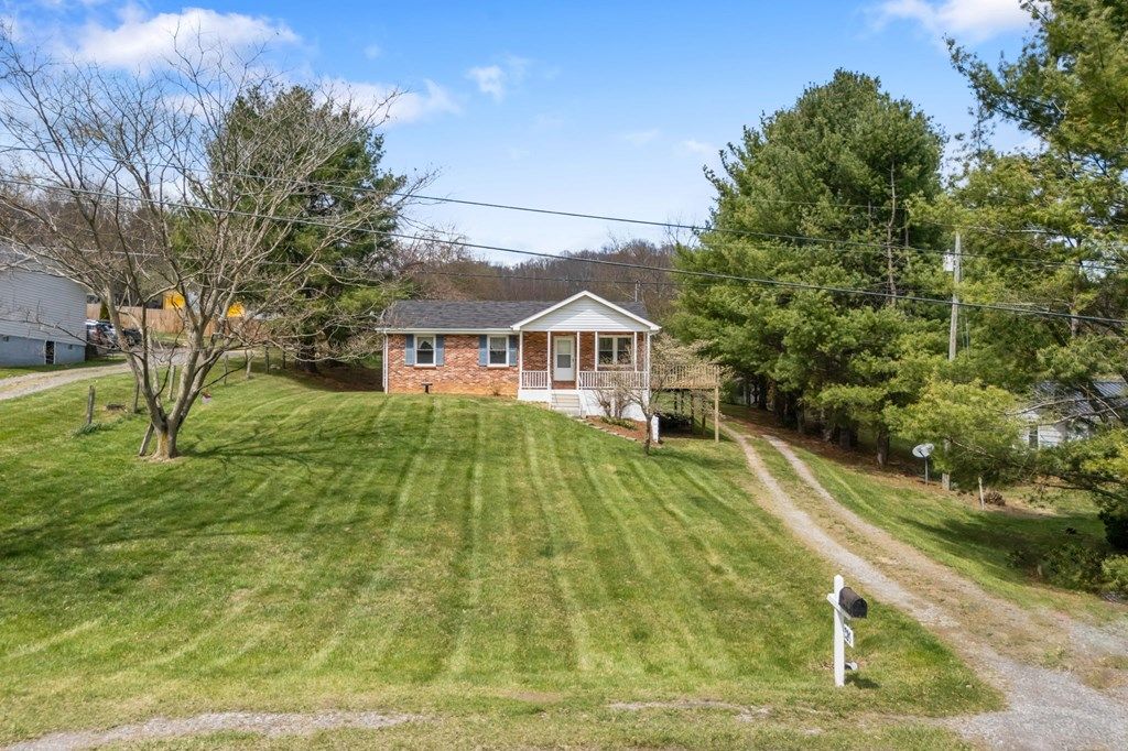 Photo of 320 Saint Lukes Rd, Wytheville, VA 24382 (MLS # 109512)