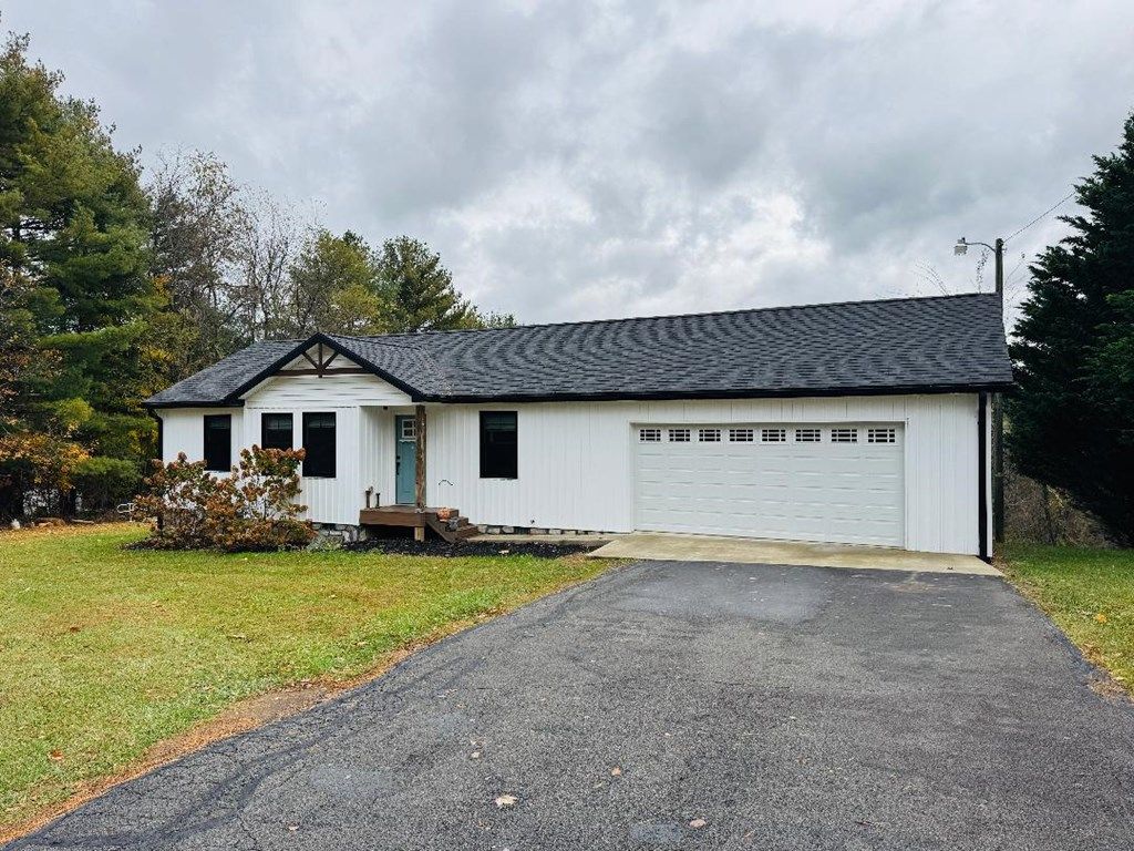 Photo of 149 Hazelnut Rd, Hillsville, VA 24343 (MLS # 103948)