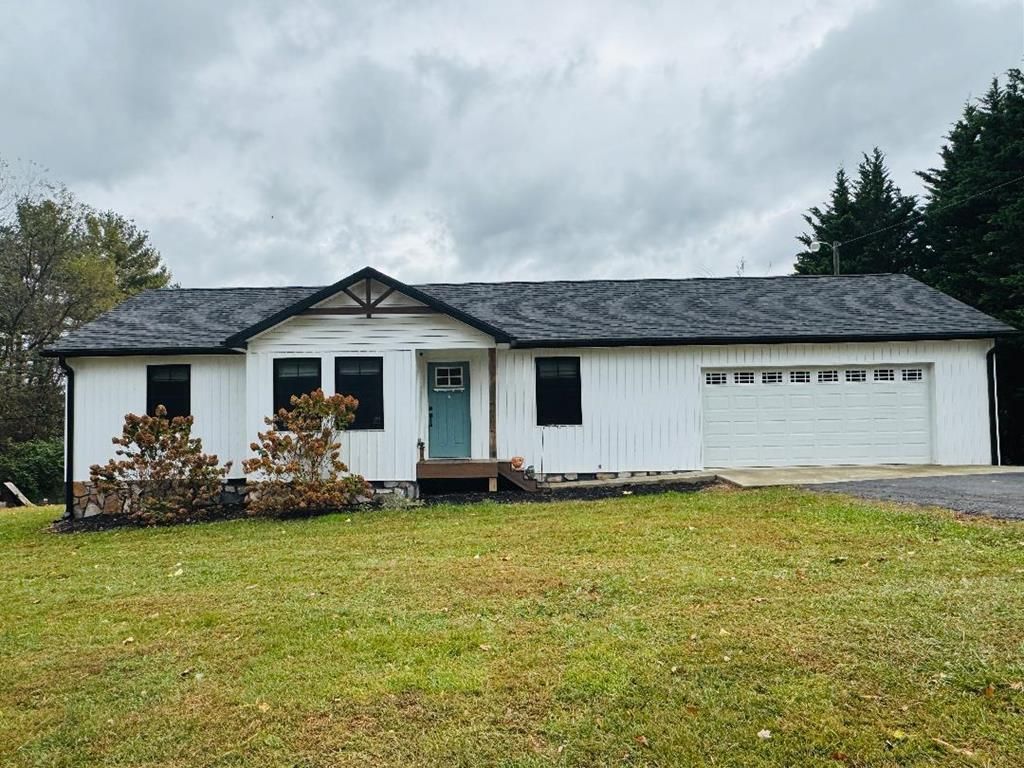 Photo of 149 Hazelnut Rd, Hillsville, VA 24343 (MLS # 103948)