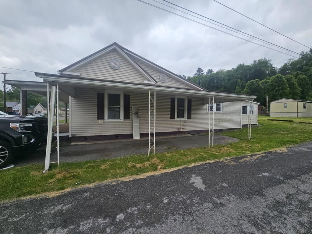 Photo of 419 Kents Ridge Rd, Richlands, VA 24641 (MLS # 110041)