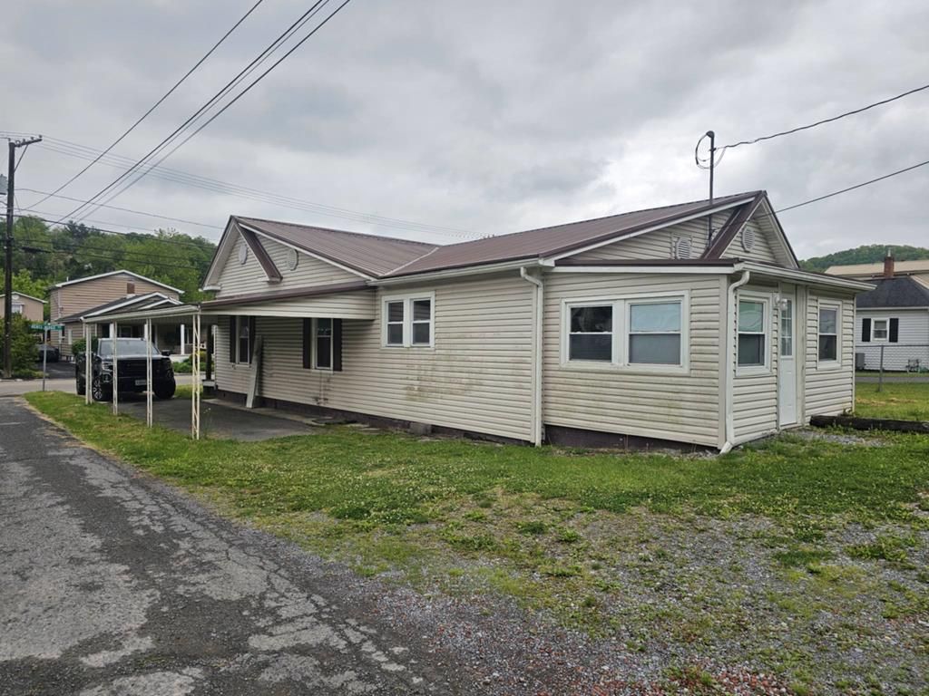 Photo of 419 Kents Ridge Rd, Richlands, VA 24641 (MLS # 110041)