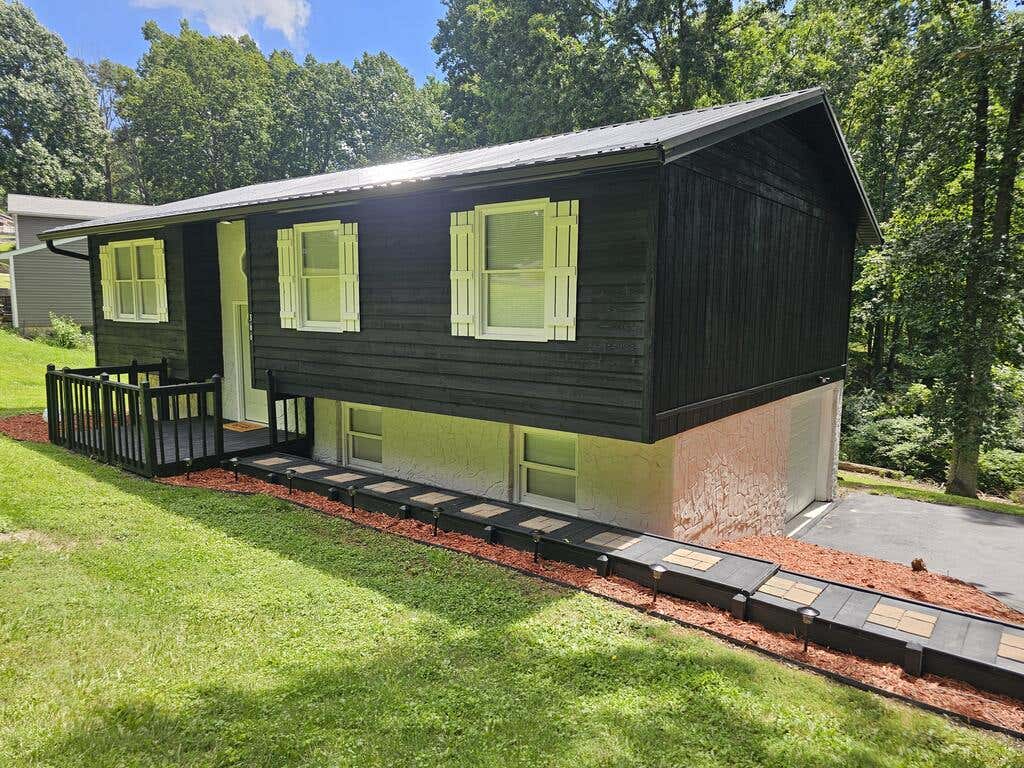 Photo of 366 Oak Grove Way, Bluefield, VA 24605 (MLS # 111531)