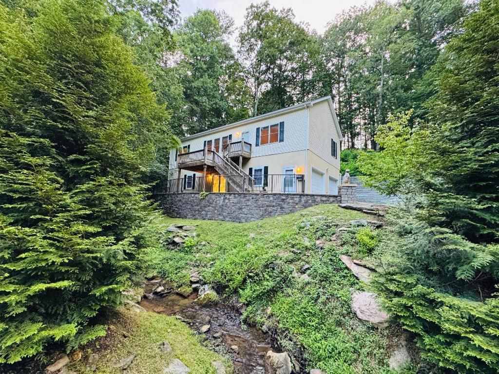 Photo of 512 Dogwood Dr, Hillsville, VA 24343 (MLS # 100666)