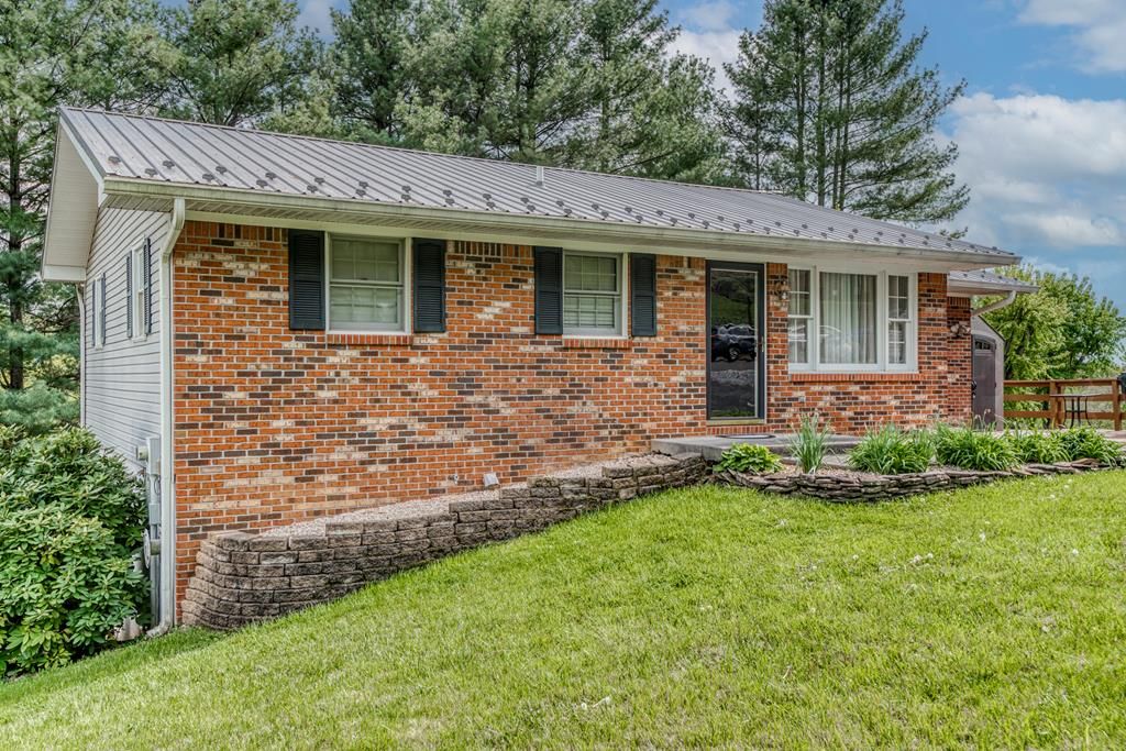 Photo of 226 High Oak Dr, Bristol, VA 24202 (MLS # 104693)