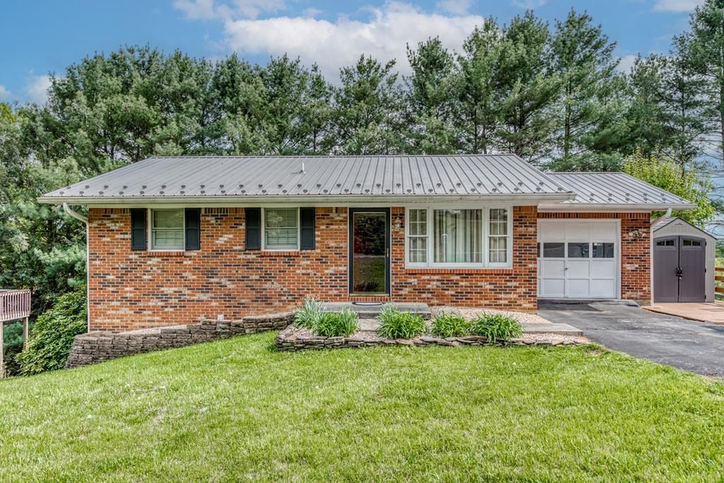 Photo of 226 High Oak Dr, Bristol, VA 24202 (MLS # 104693)