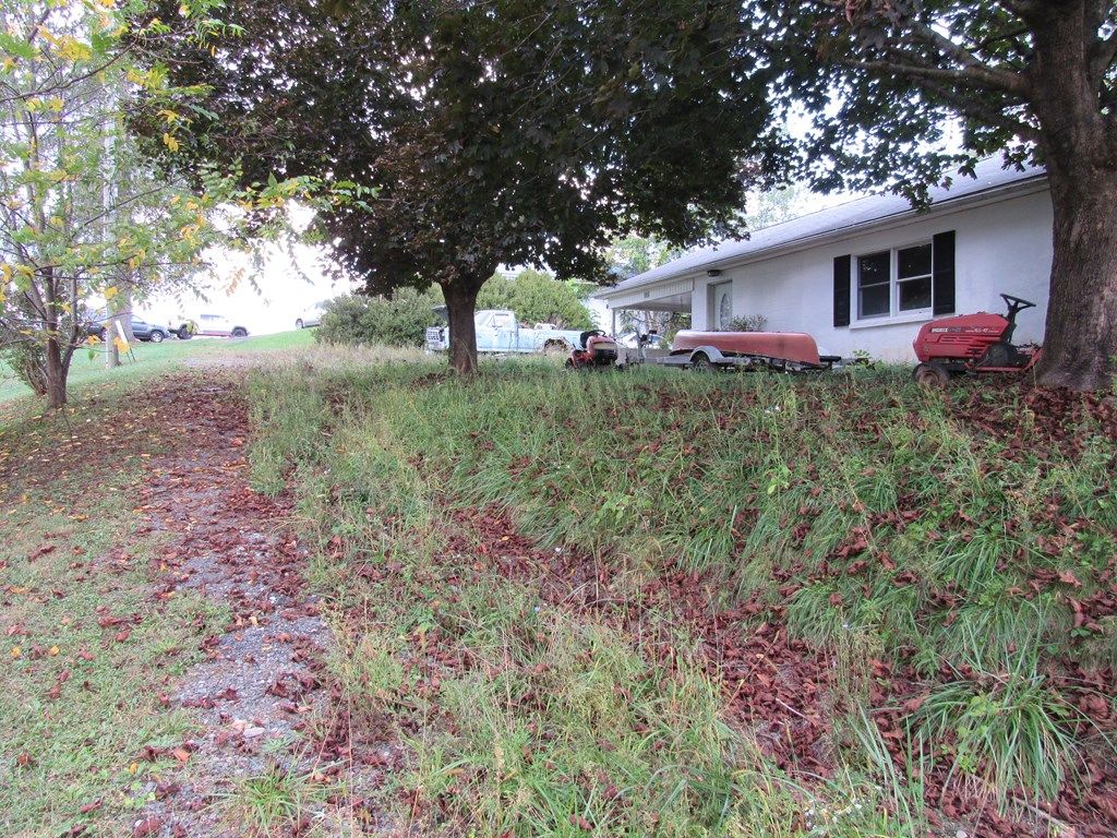 Photo of 525 S Main St, Hillsville, VA 24343 (MLS # 103568)