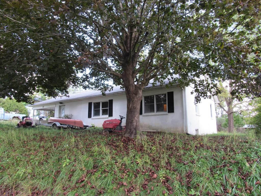Photo of 525 S Main St, Hillsville, VA 24343 (MLS # 103568)