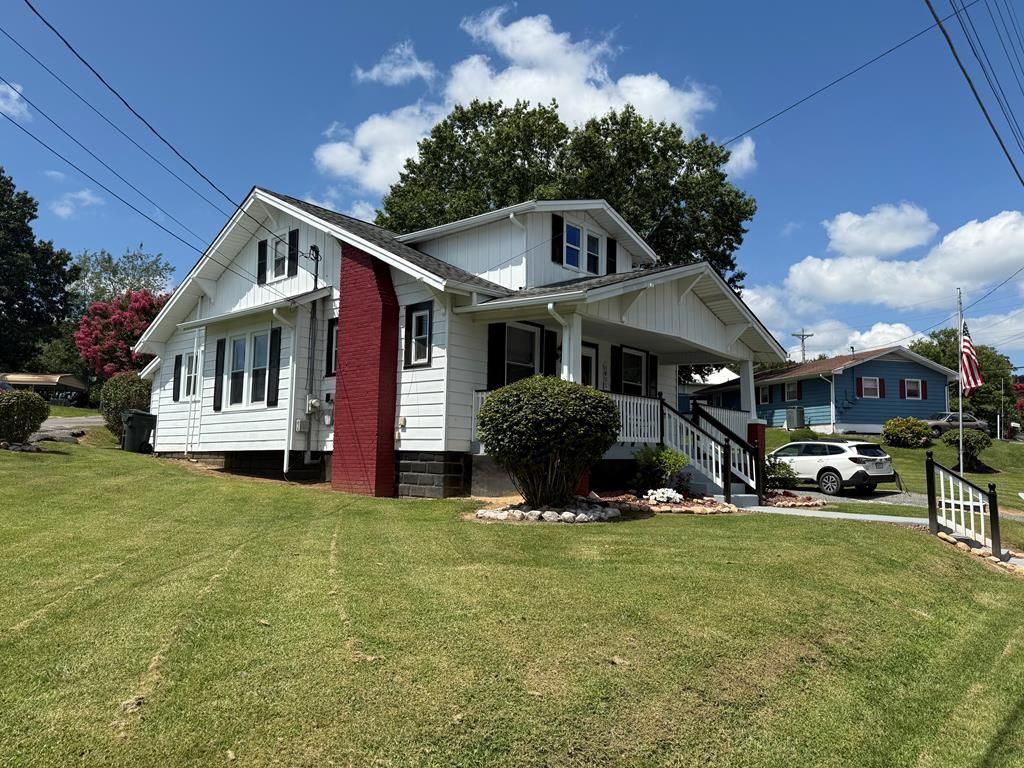 Photo of 460 Vance Street, Bristol, VA 24201 (MLS # 109774)