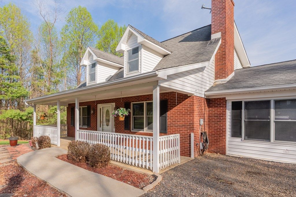 Photo of 425 Springwillow Dr, Hillsville, VA 24343 (MLS # 109729)