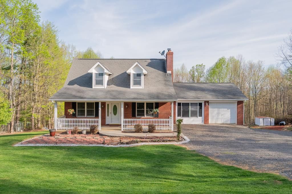 Photo of 425 Springwillow Dr, Hillsville, VA 24343 (MLS # 109729)