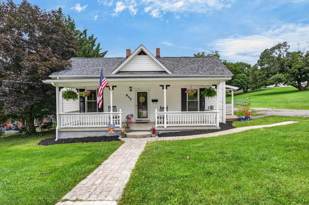 Photo of 945 Tazewell Street, Wytheville, VA 24382 (MLS # 111384)