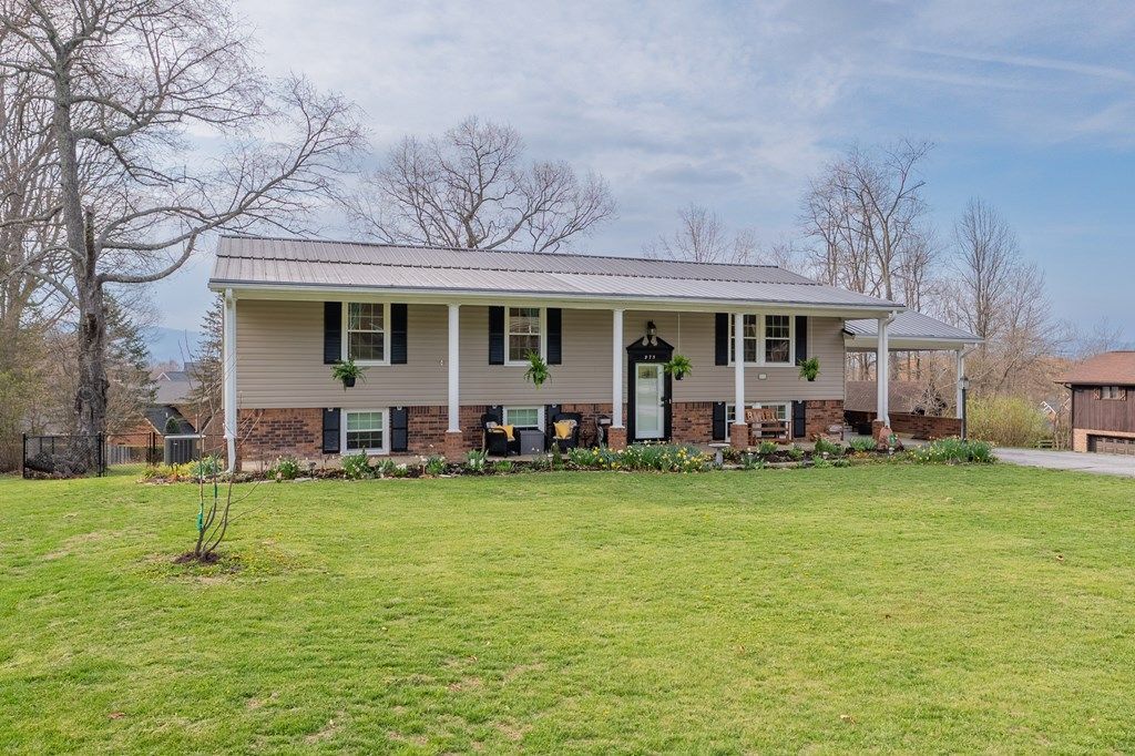 Photo of 975 Mountain View Drive, Wytheville, VA 24382 (MLS # 109387)