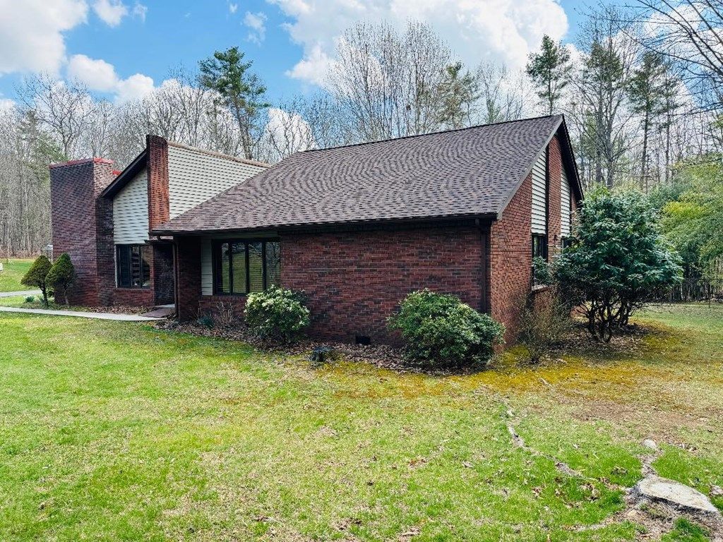 Photo of 338 Oak Knoll Dr, Hillsville, VA 24343 (MLS # 109452)
