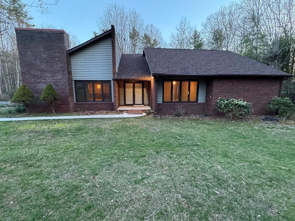 Photo of 338 Oak Knoll Dr, Hillsville, VA 24343 (MLS # 109452)