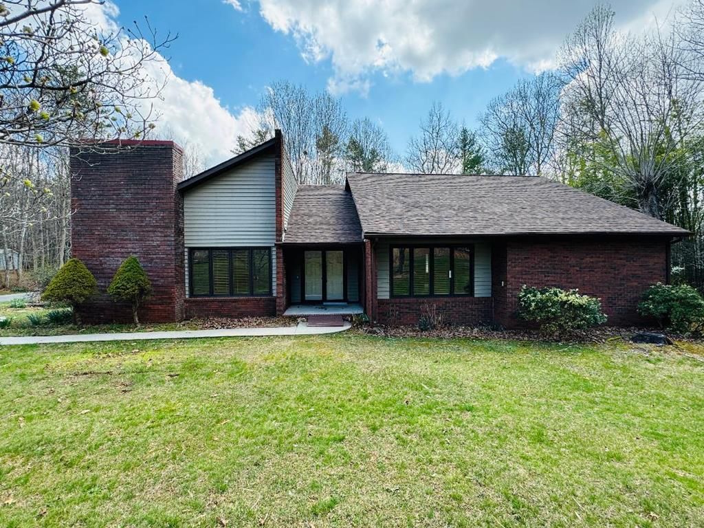 Photo of 338 Oak Knoll Dr, Hillsville, VA 24343 (MLS # 109452)
