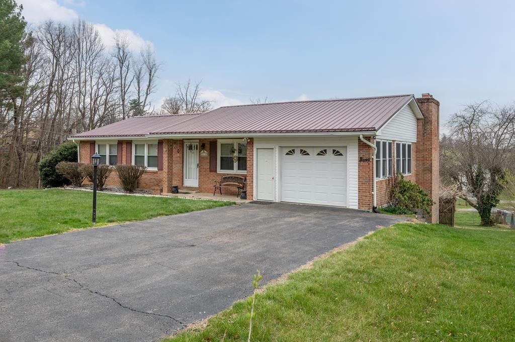 Photo of 2516 Pinewood Dr, Draper, VA 24324 (MLS # 109322)