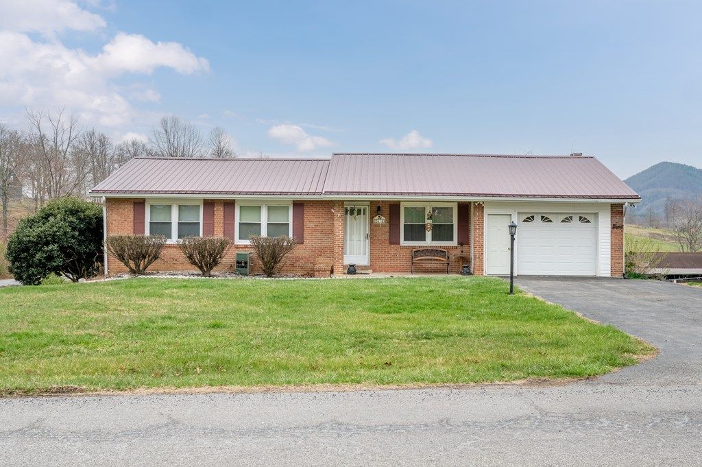 Photo of 2516 Pinewood Dr, Draper, VA 24324 (MLS # 109322)
